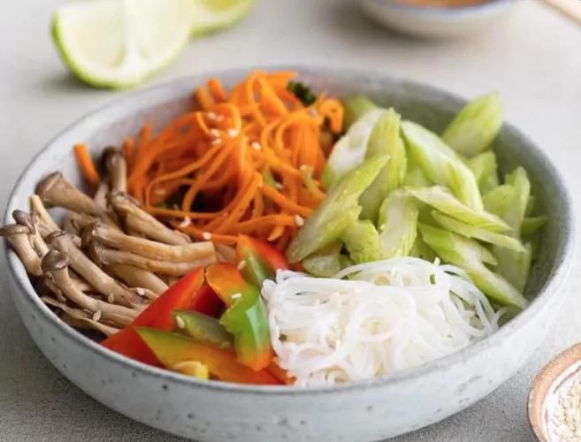 Салат с фунчозой и вешенками