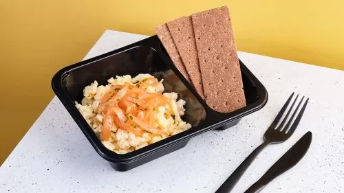 Скрембл с красной рыбой и хлебцами
