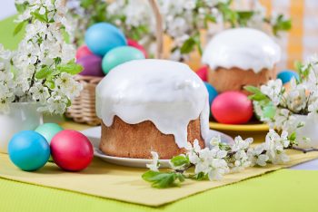 Пасха куличи стол крашеные яйца яблоневый цвет