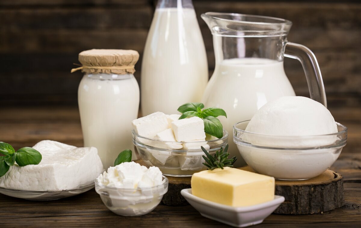 Молочные продукты масло молоко кефир творог сыр на столе