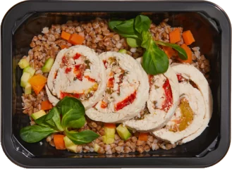 Куриный рулет с овощами и гречкой