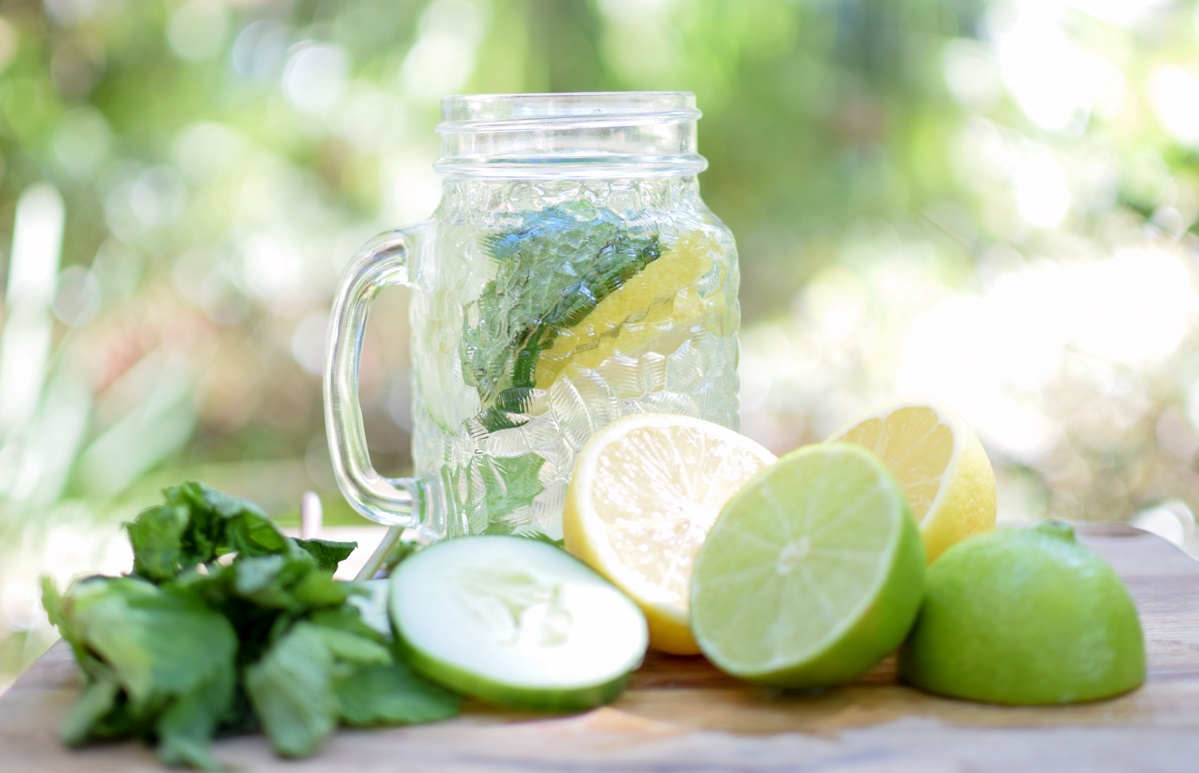 Вода, лимон, мята, дача