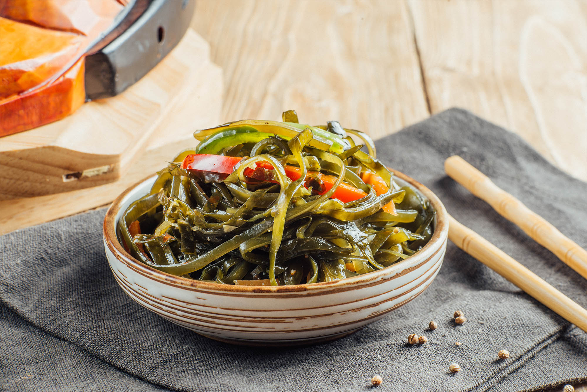 Морская капуста ламинарии в тарелке еда