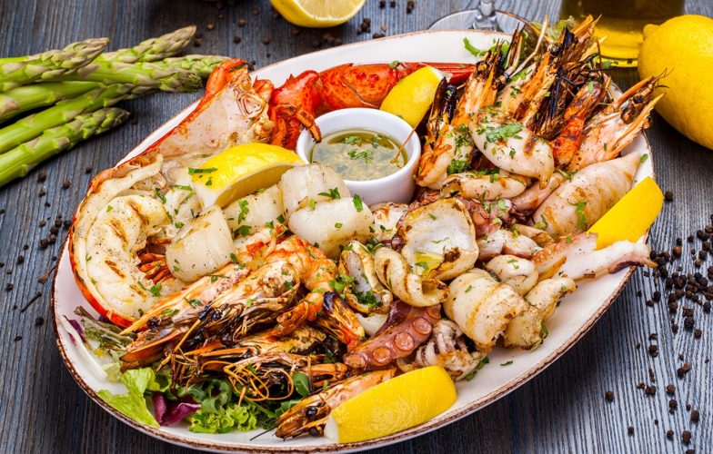 польза морепродуктов тарелка осьминог креветки краб