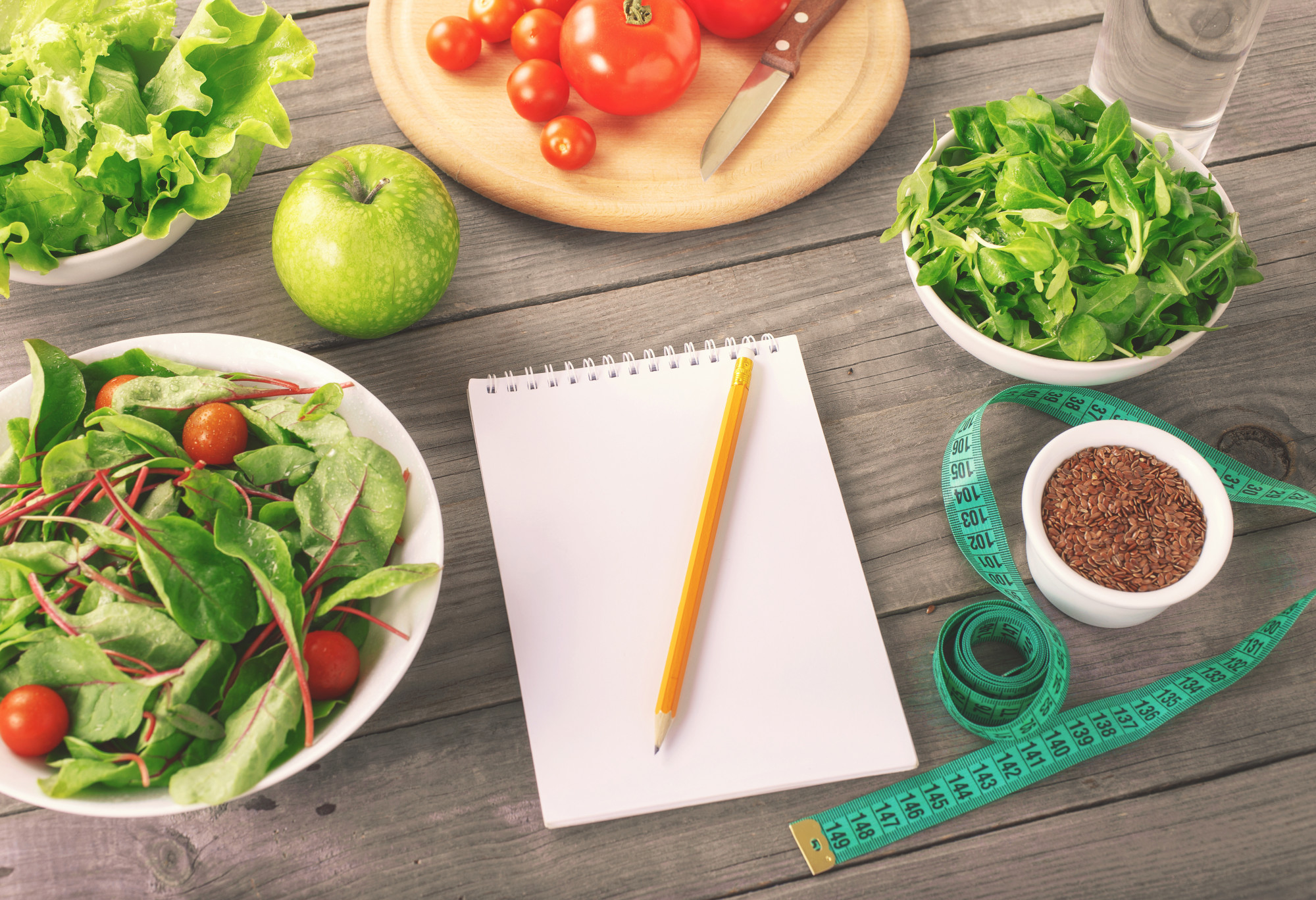 Еда салат сантиметр блокнот карандаш