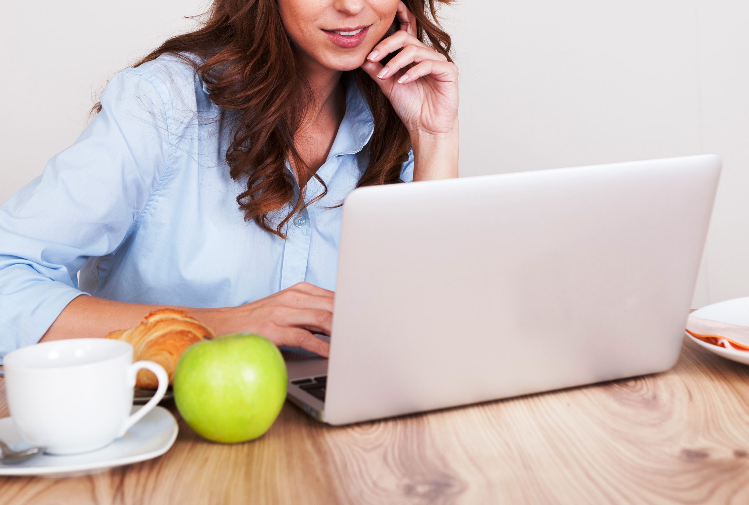 девушка за компьютером кофе яблоко