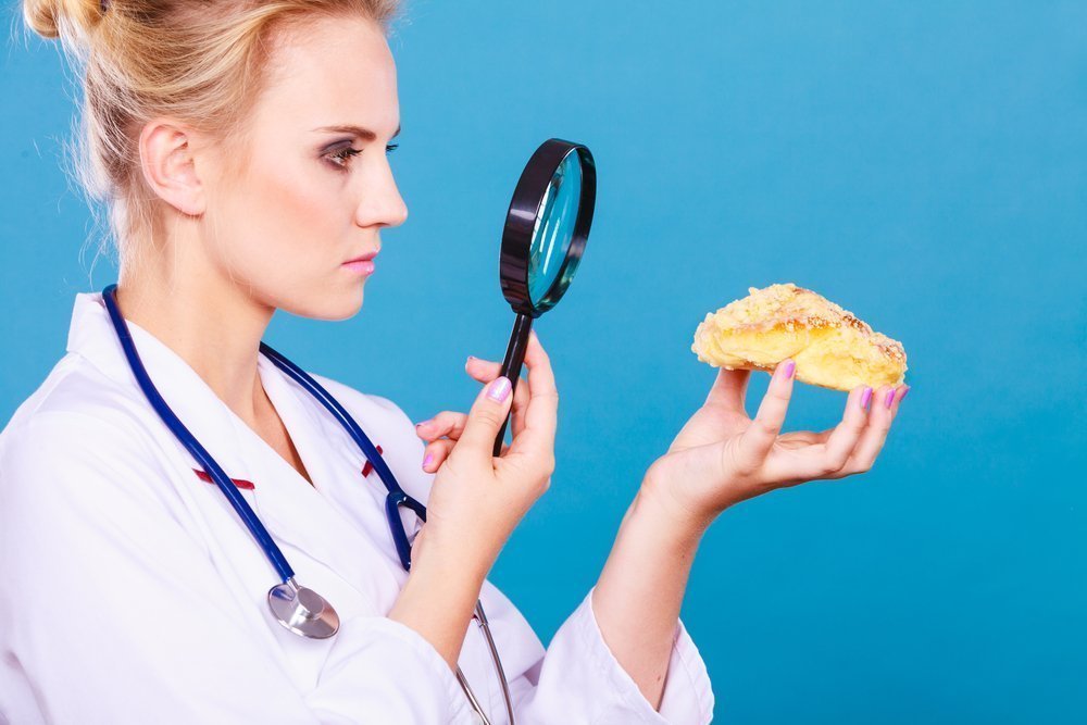 врач женщина еда булочка изучение