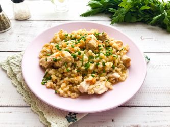 Перловая каша с курицей тарелка