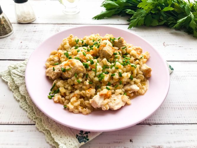 Перловая каша с курицей тарелка