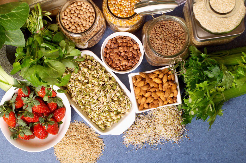 Продукты без глютена клубника орехи крупы греча зелень