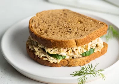 Сендвич с тунцом и яйцом